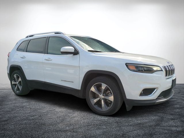 2019 Jeep Cherokee Limited in Bright White Clearcoat — front three-quarter view